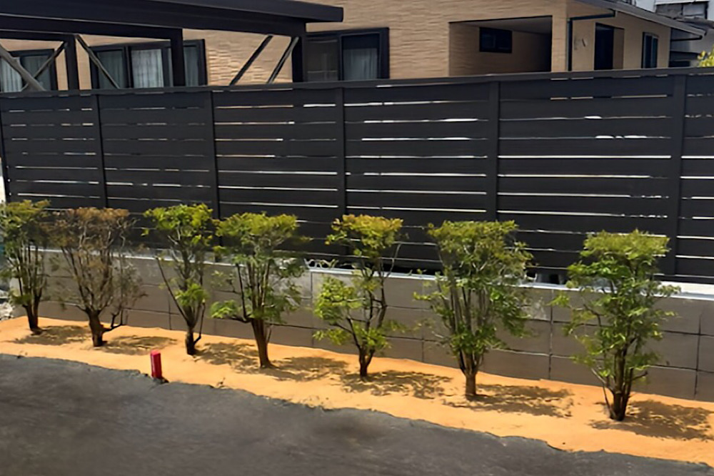 目隠しフェンスと植栽