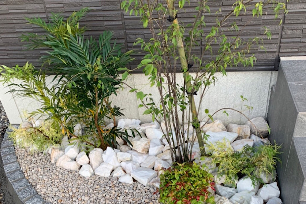 花壇に植栽とゴロタ石