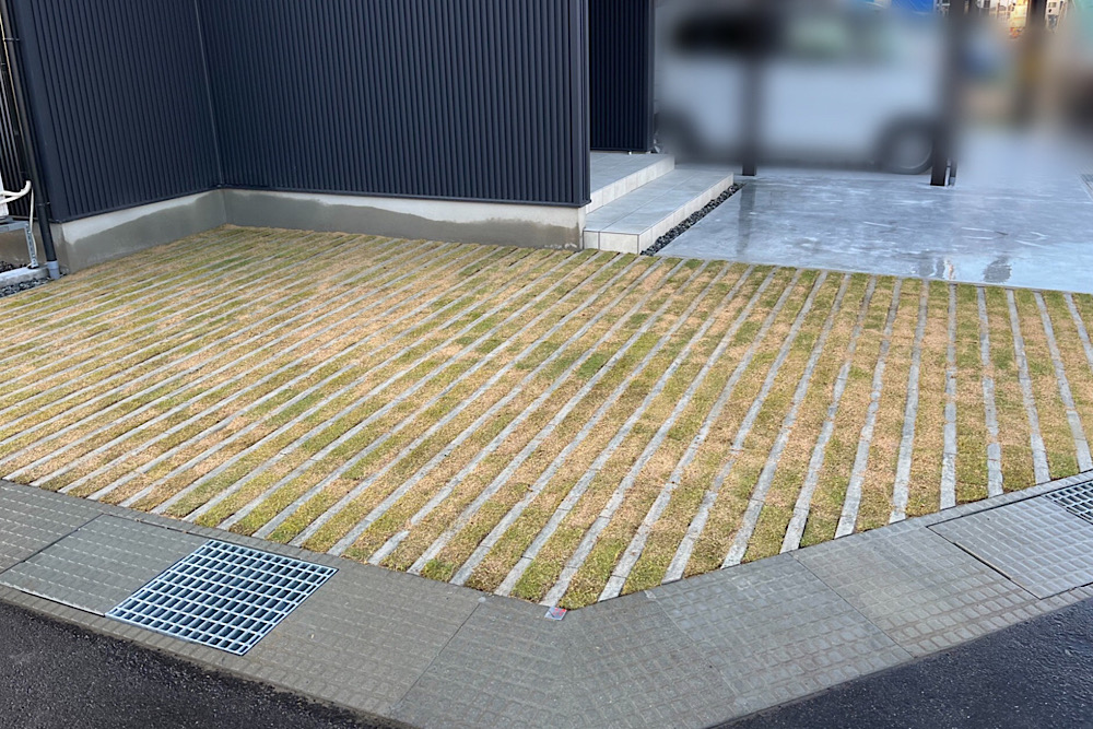 植生ブロック・天然芝・駐車場