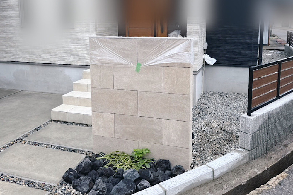 石貼り門柱・下草・植栽・ゴロタ石