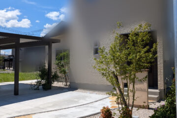 石貼りアプローチ・塗壁門柱・ナチュラル外構・オシャレ外構