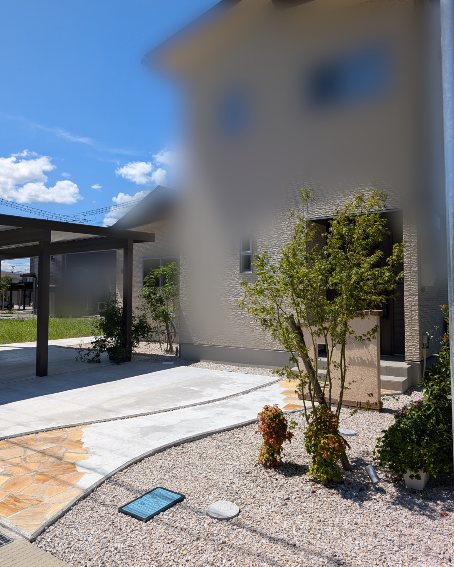 石貼りアプローチ・塗壁門柱・ナチュラル外構・オシャレ外構