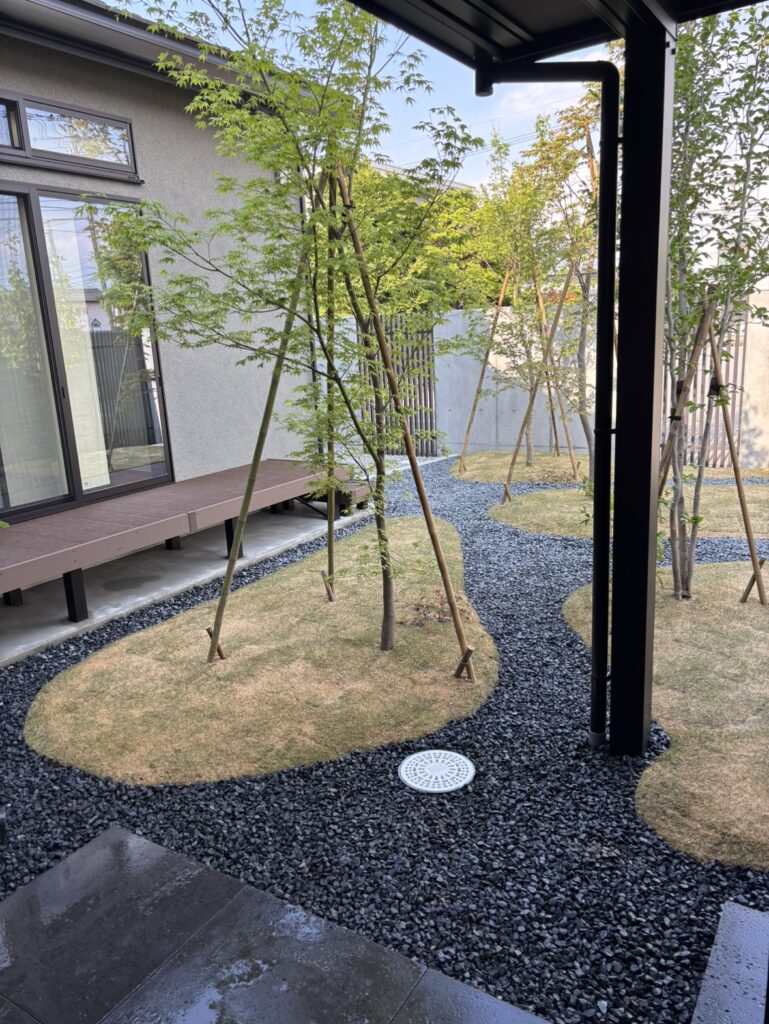 ウッドデッキ・植栽・イロハモミジ・天然芝・築山